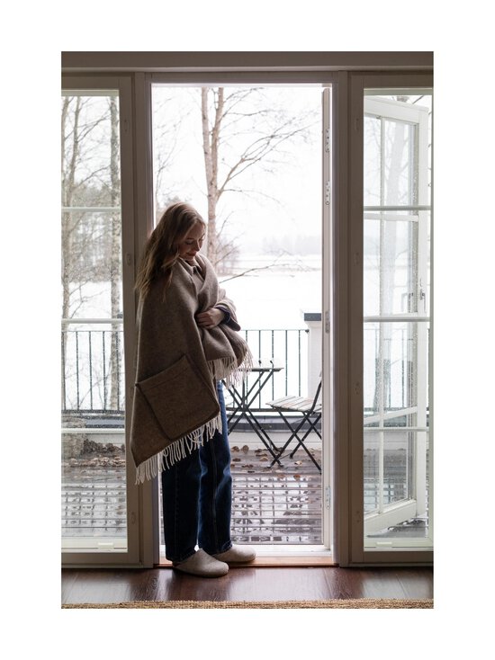 Lapuan Kankurit - Arvo vilnas pleds ar kabatu 60 x 180 cm - 1 WHITE-NATURE'S BEIGE - photo 3 Lapuan Kankurit - Arvo vilnas pleds ar kabatu 60 x 180 cm - 1 WHITE-NATURE'S BEIGE | Stockmann - photo 3