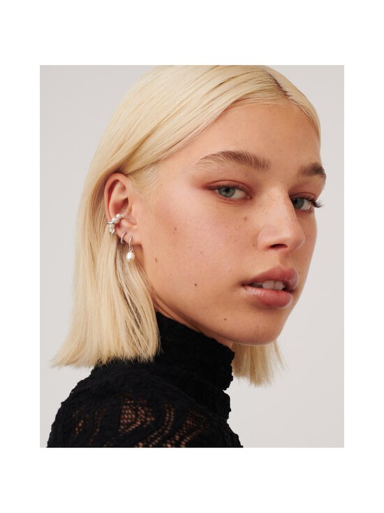 MISSOMA - Kullatud kõrvarõngad Pearl Twisted Small Drop Hoop - GOLD - photo 5 MISSOMA - Kullatud kõrvarõngad Pearl Twisted Small Drop Hoop - GOLD | Stockmann - photo 5