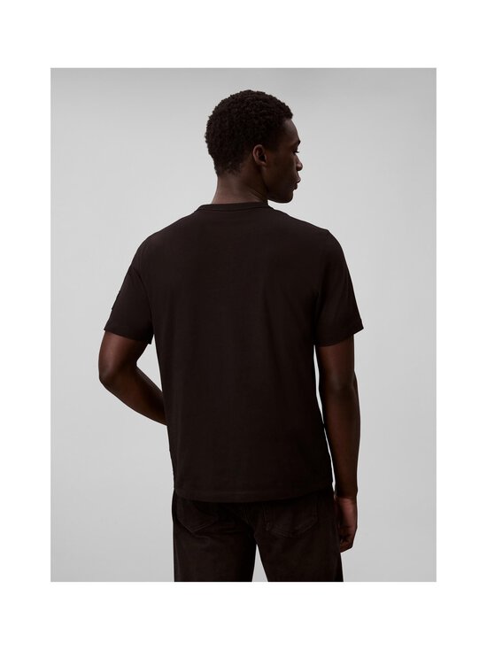 Calvin Klein Jeans - T-särk Badge Regular - UB1 BLACK | Stockmann - photo 2
