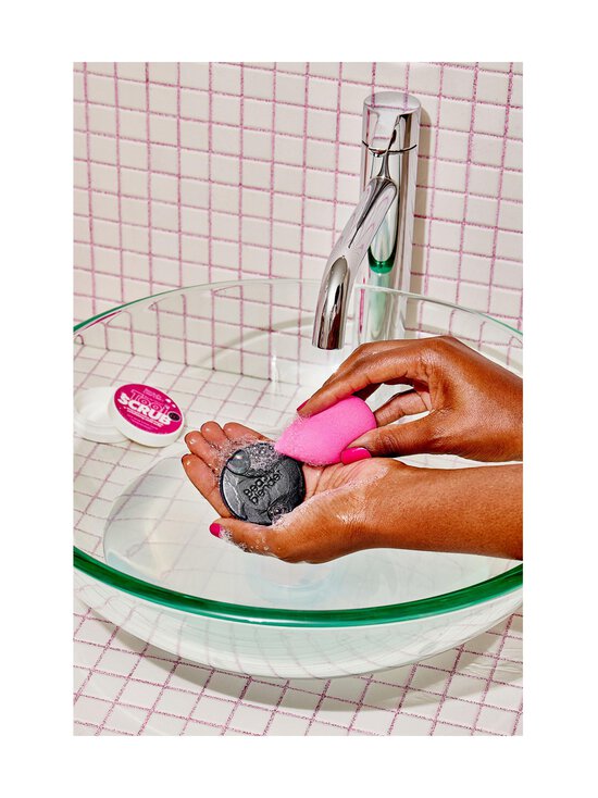 Beautyblender - Blendercleanser® Charcoal Extra Strength cietās ziepes - BLACK - photo 2 Beautyblender - Blendercleanser® Charcoal Extra Strength cietās ziepes - BLACK | Stockmann - photo 2