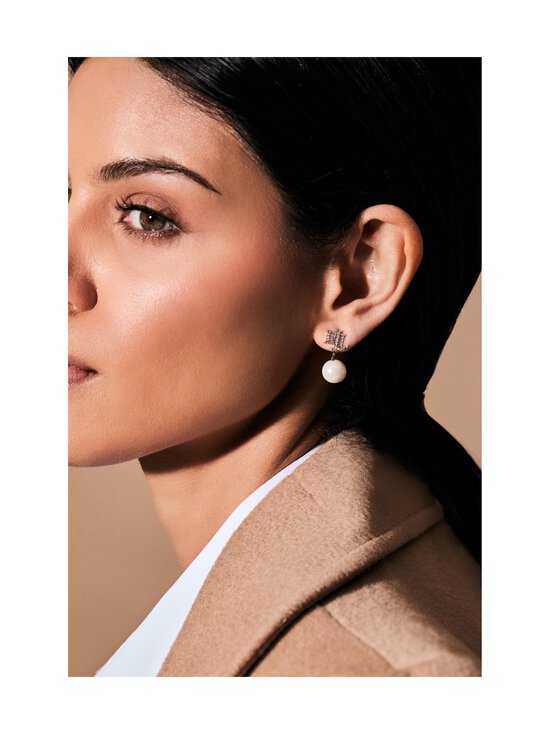 Lauren Ralph Lauren - Gold & Crystal Logo Pearl Drop -korvakorut - GLD GOLD - photo 2 Lauren Ralph Lauren - Gold & Crystal Logo Pearl Drop -korvakorut - GLD GOLD | Stockmann - photo 2