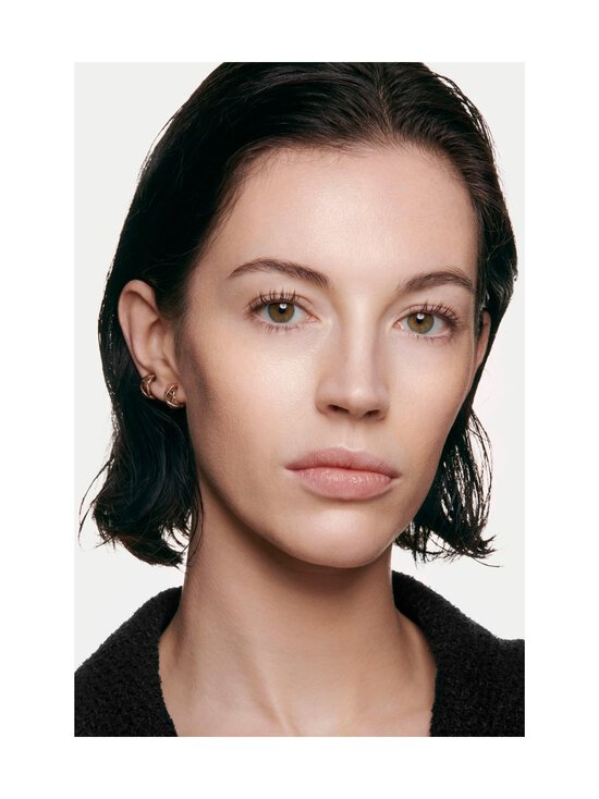 CHANEL - N°1 DE CHANEL REVITALIZING FOUNDATION Illuminates Hydrates Protects - B10 - photo 2 CHANEL - N°1 DE CHANEL REVITALIZING FOUNDATION Illuminates Hydrates Protects - B10 | Stockmann - photo 2