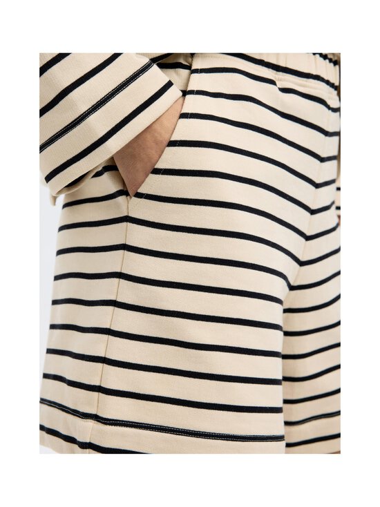 Selected - Lühikesed dressipüksid SlfElise - BLACK STRIPES:BIRCH - photo 4 Selected - Lühikesed dressipüksid SlfElise - BLACK STRIPES:BIRCH | Stockmann - photo 4