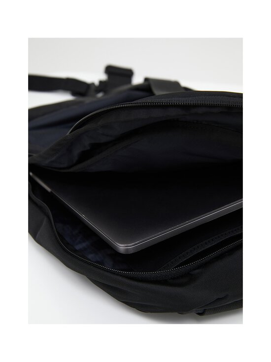 Peak Performance - Outdoor Crossbody -laukku 8 l - 010 BLACK - photo 7 Peak Performance - Outdoor Crossbody -laukku 8 l - 010 BLACK | Stockmann - photo 7