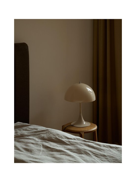 Louis Poulsen - Panthella 320 -pöytävalaisin 320 x 438 mm - OPAL BEIGE - photo 5 Louis Poulsen - Panthella 320 -pöytävalaisin 320 x 438 mm - OPAL BEIGE | Stockmann - photo 5