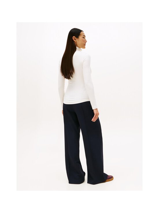 Tommy Hilfiger - Slim Rib Rollneck krekls - YA8 IVORY SILK - photo 2 Tommy Hilfiger - Slim Rib Rollneck krekls - YA8 IVORY SILK | Stockmann - photo 2