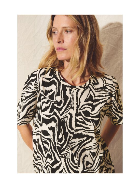 Part Two - Nahid t-paita - 303965 BLACK ANIMAL PRINT - photo 3 Part Two - Nahid t-paita - 303965 BLACK ANIMAL PRINT | Stockmann - photo 3