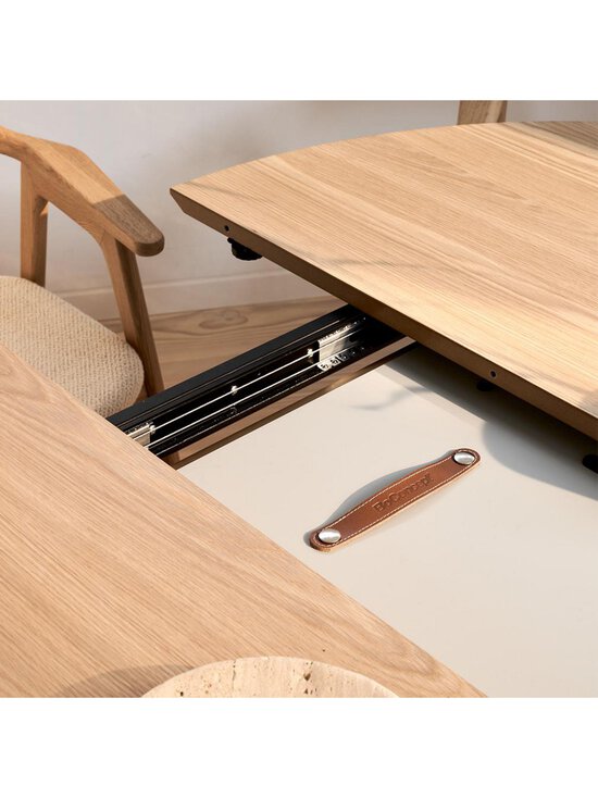 BoConcept - Santiago -jatkettava ruokapöytä luonnonvärinen tammi ⌀ 135/181 cm - BROWN | Stockmann - photo 8