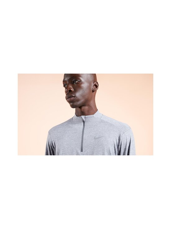 Nike - Dri-FIT 1/2-zip -treenipaita - 084 SMOKE GREY/GREY FOG/REFLECTIVE SILV - photo 8 Nike - Dri-FIT 1/2-zip -treenipaita - 084 SMOKE GREY/GREY FOG/REFLECTIVE SILV | Stockmann - photo 8