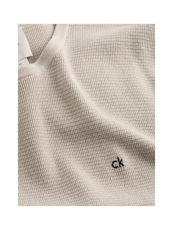 Calvin Klein Menswear - Micro Waffle Texture džemperis - PE0 SILVER LINING - photo 2 Calvin Klein Menswear - Micro Waffle Texture džemperis - PE0 SILVER LINING | Stockmann - photo 2