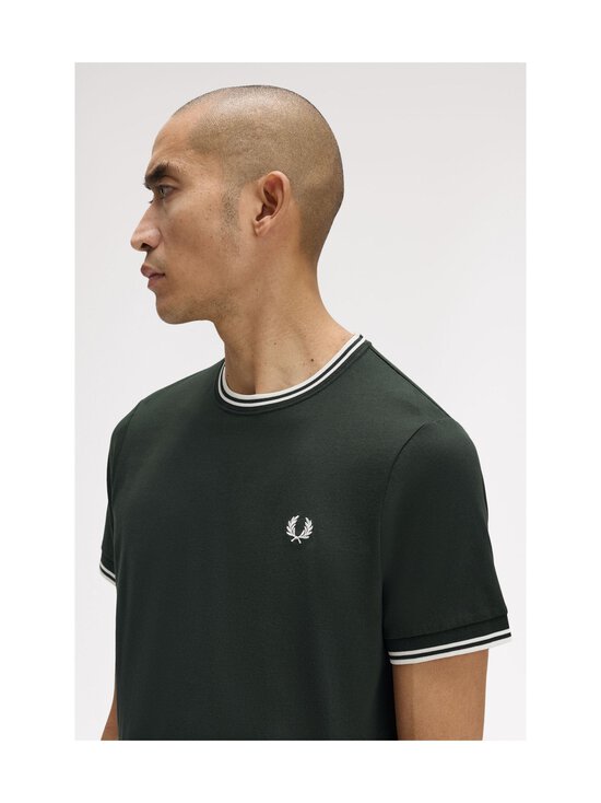 Fred Perry - Twin Tipped krekls - T50 NIGHTGREEN/SNWHT - photo 6 Fred Perry - Twin Tipped krekls - T50 NIGHTGREEN/SNWHT | Stockmann - photo 6