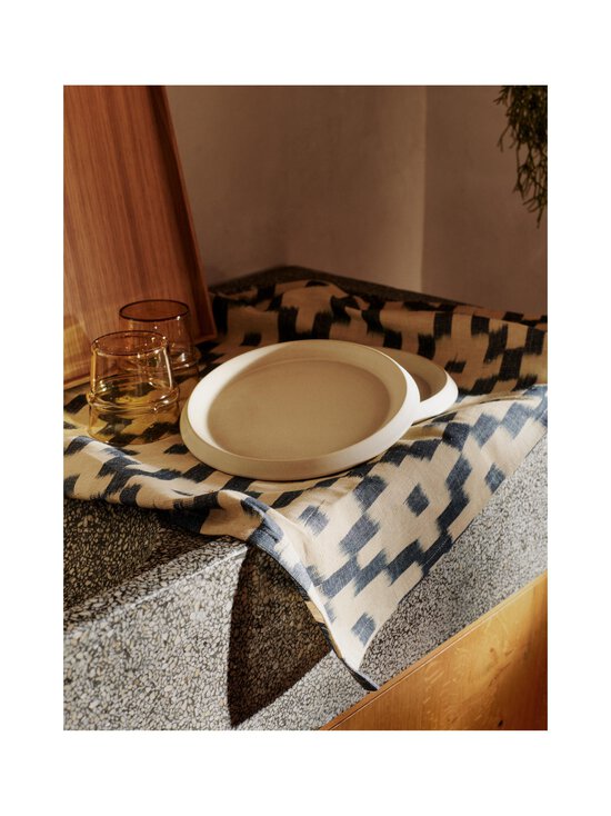 Ferm Living - Köögirätik Ikat 70 x 50 cm - INK BLUE/OFF-WHITE - photo 3 Ferm Living - Köögirätik Ikat 70 x 50 cm - INK BLUE/OFF-WHITE | Stockmann - photo 3