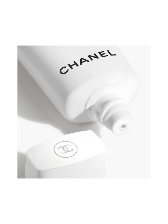 CHANEL - UV ESSENTIEL Complete Uv Protection Sunscreen Antioxidant Anti Pollution Broad Spectrum Spf 50 - NOCOL | Stockmann - photo 2