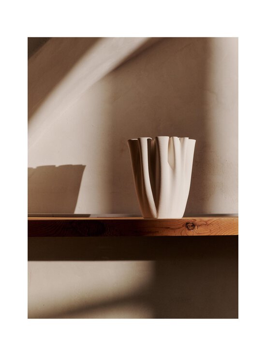 Ferm Living - Dedali-maljakko H18 cm - OFF-WHITE - photo 3 Ferm Living - Dedali-maljakko H18 cm - OFF-WHITE | Stockmann - photo 3