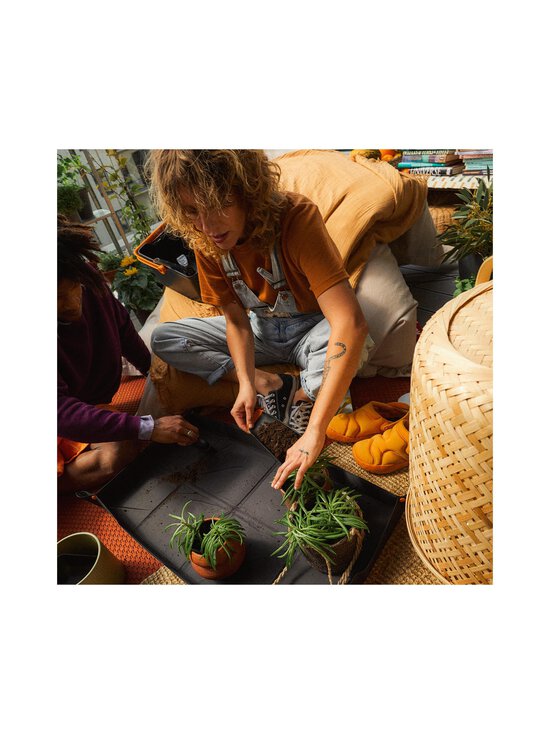 Fiskars - Planting & Repotting -istutusalusta - BLACK | Stockmann - photo 9