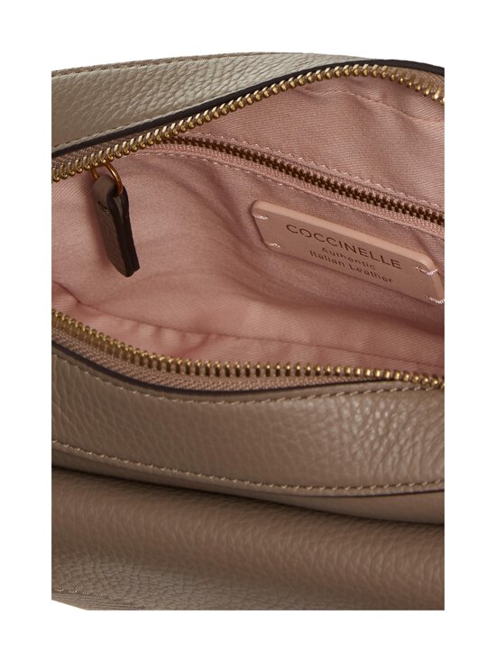 Coccinelle - Beat Soft Crossbody ādas soma - N59 WARM TAUPE - photo 4 Coccinelle - Beat Soft Crossbody ādas soma - N59 WARM TAUPE | Stockmann - photo 4