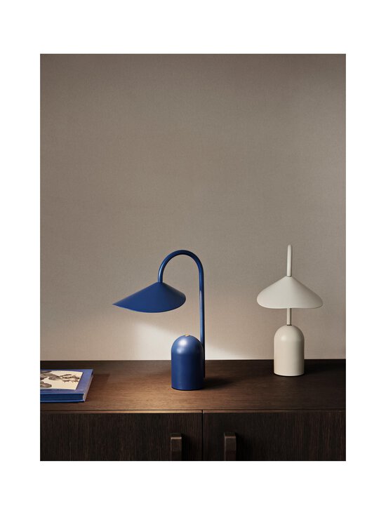 Ferm Living - Arum-pöytävalaisin - BRIGHT BLUE - photo 2 Ferm Living - Arum-pöytävalaisin - BRIGHT BLUE | Stockmann - photo 2