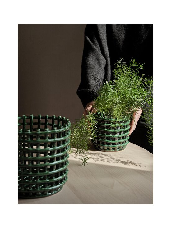 Ferm Living - Keraamiline korv, L-suurus - EMERALD GREEN - photo 3 Ferm Living - Keraamiline korv, L-suurus - EMERALD GREEN | Stockmann - photo 3