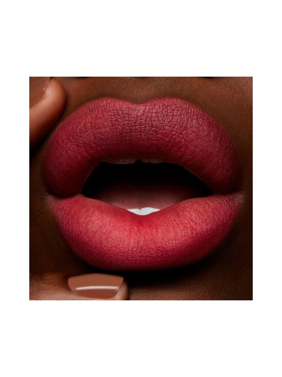 MAC - Powder Kiss Liquid Lipcolour matt huulepulk 5 ml - ¡ESCÁNDALO! - photo 5 MAC - Powder Kiss Liquid Lipcolour matt huulepulk 5 ml - ¡ESCÁNDALO! | Stockmann - photo 5