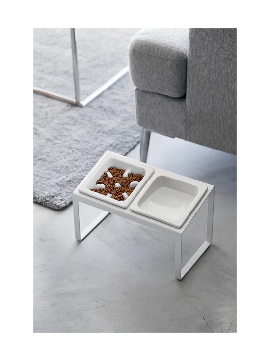 Yamazaki - Tower Angled Slow Feeder paaugstinātas mājdzīvnieku barības bļodas statīvā - WHITE | Stockmann - photo 2