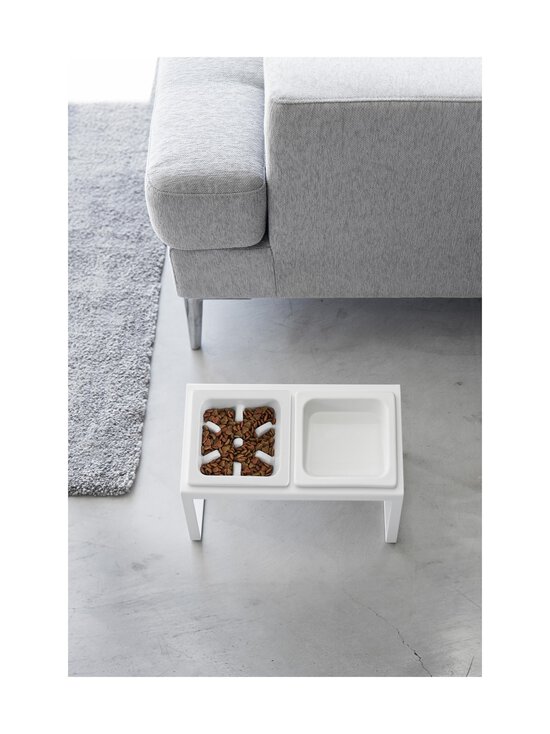 Yamazaki - Tower Angled Slow Feeder paaugstinātas mājdzīvnieku barības bļodas statīvā - WHITE | Stockmann - photo 7
