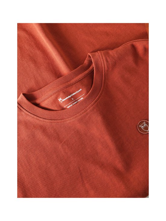 Knowledge Cotton Apparel - Loke Badge t-paita - 1488 BURNT BRICK | Stockmann - photo 3