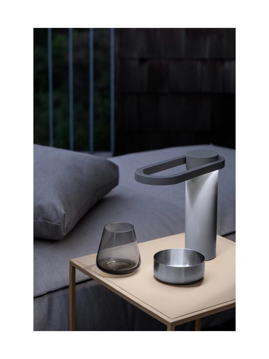 Blomus - Hoop Mobile LED lampa - WARM GRAY - photo 3 Blomus - Hoop Mobile LED lampa - WARM GRAY | Stockmann - photo 3