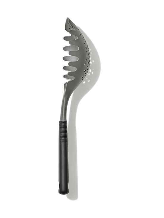 OXO - Pasta Scoop Strainer -siivilä - GREY, BLACK - photo 2 OXO - Pasta Scoop Strainer -siivilä - GREY, BLACK | Stockmann - photo 2