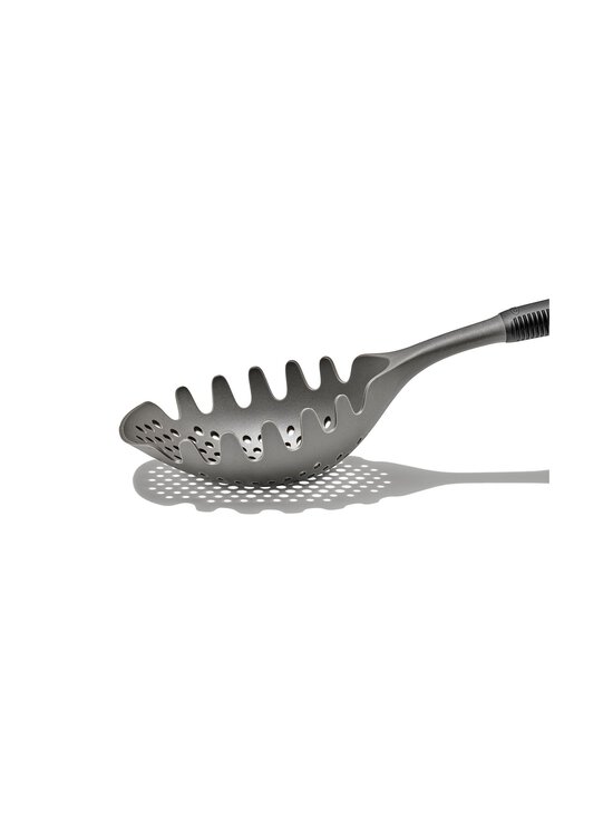 OXO - Pasta Scoop Strainer -siivilä - GREY, BLACK - photo 3 OXO - Pasta Scoop Strainer -siivilä - GREY, BLACK | Stockmann - photo 3