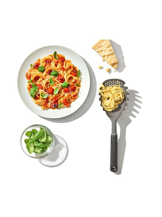 OXO - Pasta Scoop Strainer -siivilä - GREY, BLACK - photo 5 OXO - Pasta Scoop Strainer -siivilä - GREY, BLACK | Stockmann - photo 5