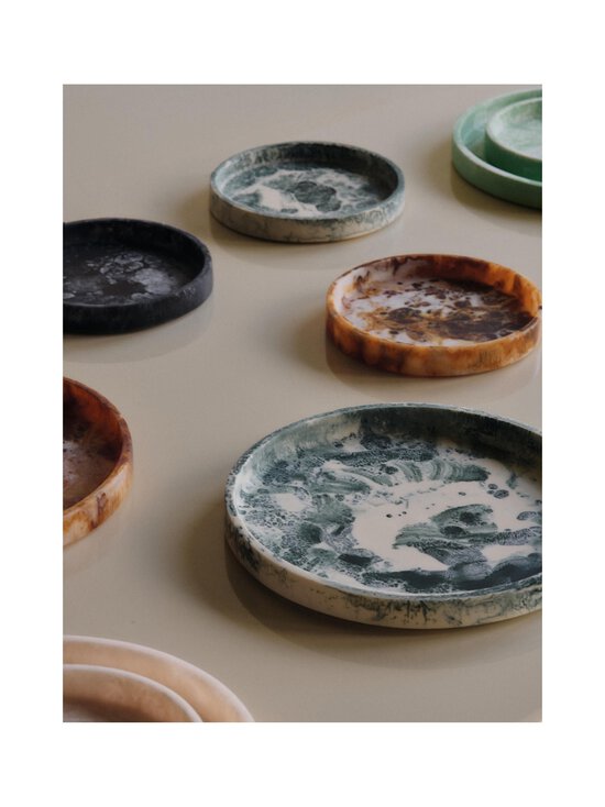 Ferm Living - Mist-koristetarjotin Ø20 cm - EMERALD OFF-WHITE - photo 3 Ferm Living - Mist-koristetarjotin Ø20 cm - EMERALD OFF-WHITE | Stockmann - photo 3