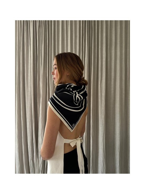 lescarf - Siidisall Monogram Large - BLACK & CREAM - photo 2 lescarf - Siidisall Monogram Large - BLACK & CREAM | Stockmann - photo 2