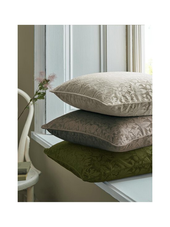 William Morris At Home - Dekoratiivpadi Cushion Strawberry Thief Embossed 50 x 50 cm - 33 EMBOSSED OLIVE - photo 2 William Morris At Home - Dekoratiivpadi Cushion Strawberry Thief Embossed 50 x 50 cm - 33 EMBOSSED OLIVE | Stockmann - photo 2