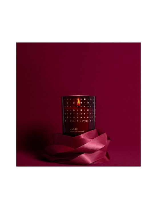Skandinavisk - JUL Scented Candle 50 h -tuoksukynttilä, 200 g - MERLOT RED - photo 4 Skandinavisk - JUL Scented Candle 50 h -tuoksukynttilä, 200 g - MERLOT RED | Stockmann - photo 4