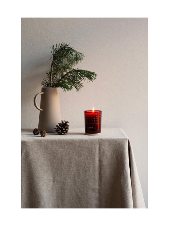 Skandinavisk - JUL Scented Candle 50 h -tuoksukynttilä, 200 g - MERLOT RED - photo 5 Skandinavisk - JUL Scented Candle 50 h -tuoksukynttilä, 200 g - MERLOT RED | Stockmann - photo 5