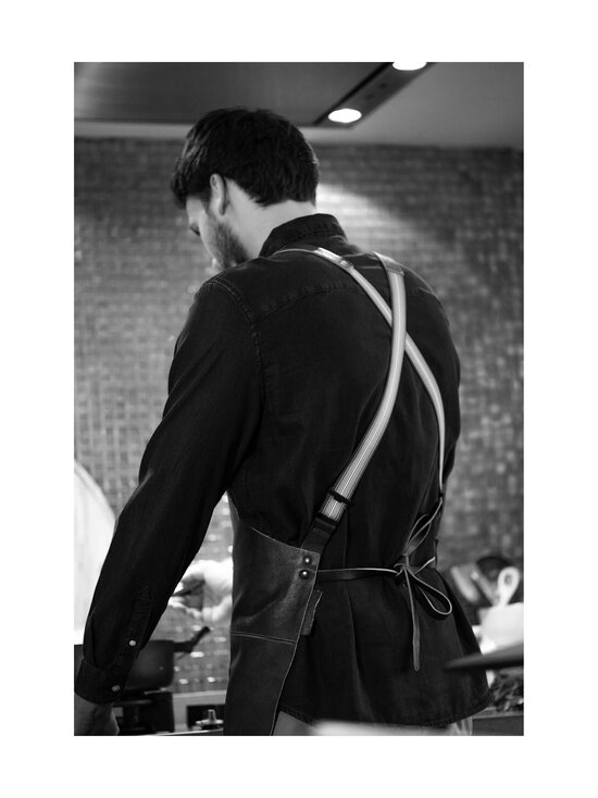 DUTCHDELUXES - Suspender Style Leather Apron, 64.5 x 77 cm - VB VINTAGE BROWN - photo 6 DUTCHDELUXES - Suspender Style Leather Apron, 64.5 x 77 cm - VB VINTAGE BROWN | Stockmann - photo 6