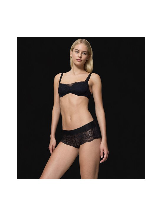 Triumph - Body Make-Up Illusion Lace Shorty apakšbikses - 0004 BLACK - photo 8 Triumph - Body Make-Up Illusion Lace Shorty apakšbikses - 0004 BLACK | Stockmann - photo 8