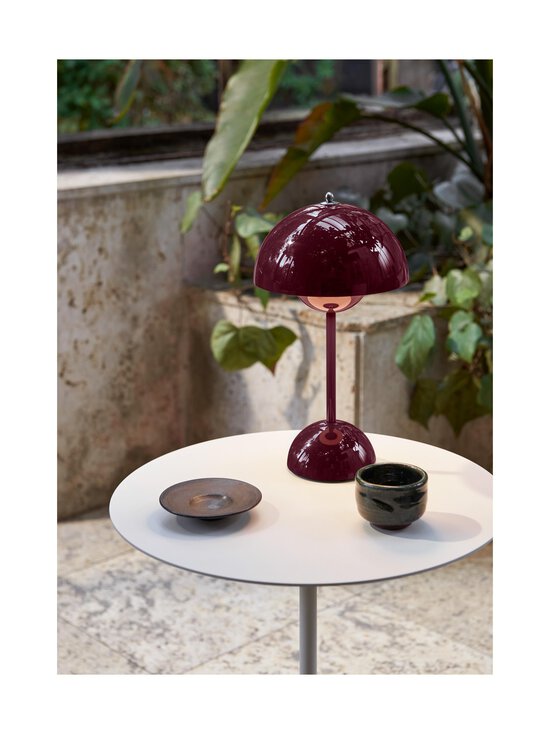 &Tradition - Flowerpot VP9 -ladattava pöytävalaisin Ø 16cm - DARK PLUM - photo 2 &Tradition - Flowerpot VP9 -ladattava pöytävalaisin Ø 16cm - DARK PLUM | Stockmann - photo 2