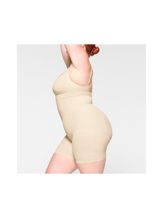 SKIMS - Seamless Sculpt Mid Thigh - muotoilevat shortsit - SAND | Stockmann - photo 4