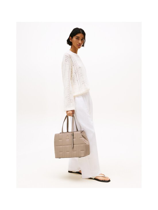 Tommy Hilfiger - Feminine Tote rokassoma - AFE COASTAL TAUPE - photo 5 Tommy Hilfiger - Feminine Tote rokassoma - AFE COASTAL TAUPE | Stockmann - photo 5