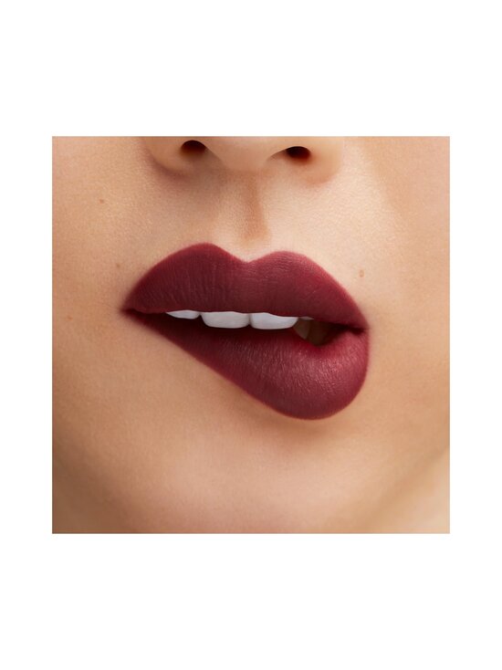 MAC - AUTE CUTURE STARRING ROSALÍA RETRO MATTE LIQUID LIPCOLOUR -NESTEMÄINEN HUULIPUNA 5 ML - SPICY PIMIENTA - photo 3 MAC - AUTE CUTURE STARRING ROSALÍA RETRO MATTE LIQUID LIPCOLOUR -NESTEMÄINEN HUULIPUNA 5 ML - SPICY PIMIENTA | Stockmann - photo 3