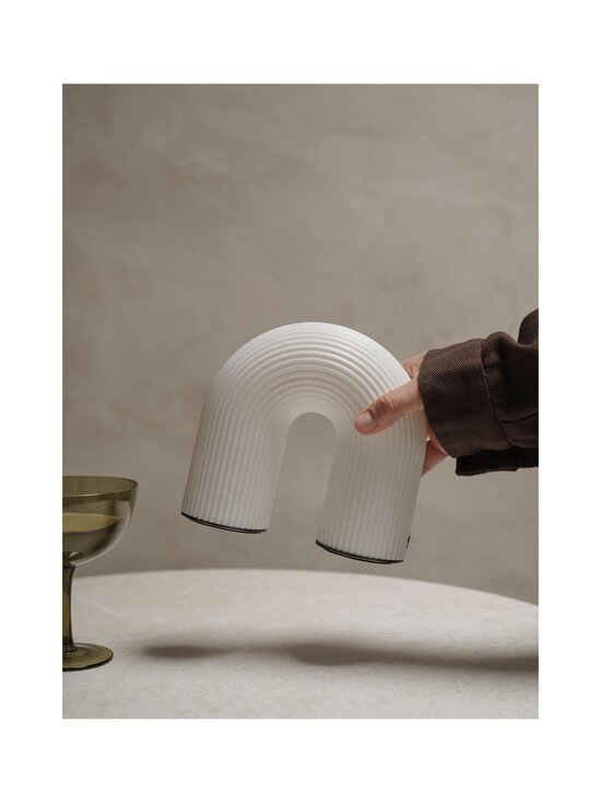 Ferm Living - Vuelta Portable -kannettava valaisin - WHITE - photo 3 Ferm Living - Vuelta Portable -kannettava valaisin - WHITE | Stockmann - photo 3