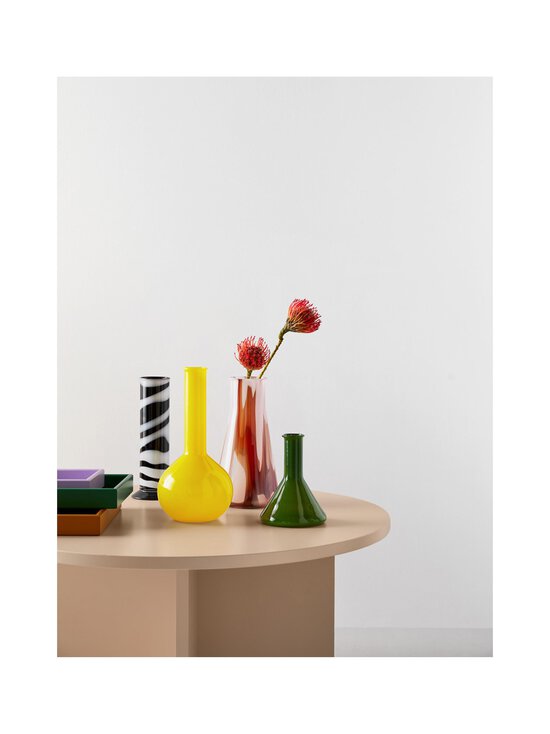 Kosta Boda - Lab Erlenmeyer -lasimaljakko - RED/WHITE/PINK - photo 3 Kosta Boda - Lab Erlenmeyer -lasimaljakko - RED/WHITE/PINK | Stockmann - photo 3