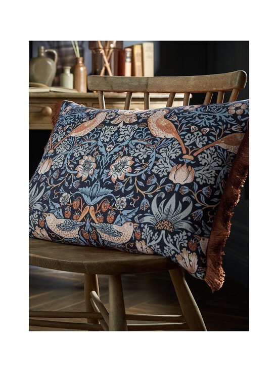 William Morris At Home - Strawberry Thief -sisustustyyny 40 x 60 cm - 14 BLUE - photo 2 William Morris At Home - Strawberry Thief -sisustustyyny 40 x 60 cm - 14 BLUE | Stockmann - photo 2