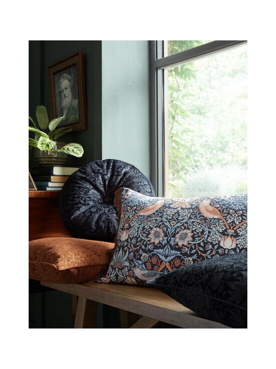 William Morris At Home - Strawberry Thief -sisustustyyny 40 x 60 cm - 14 BLUE - photo 3 William Morris At Home - Strawberry Thief -sisustustyyny 40 x 60 cm - 14 BLUE | Stockmann - photo 3