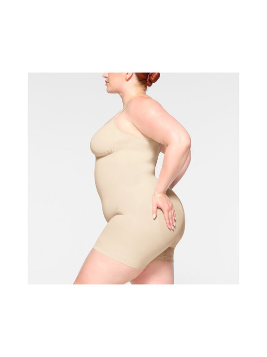 SKIMS - Seamless Sculpt Mid Thigh -shortsibody - SAND | Stockmann - photo 4