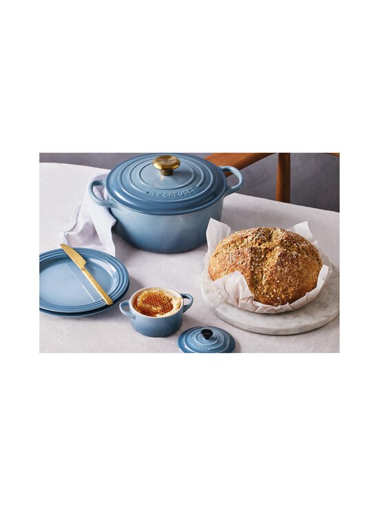 Le Creuset - Classic Mini Round Cocotte -pata 10 cm - 434 CHAMBRAY - photo 7 Le Creuset - Classic Mini Round Cocotte -pata 10 cm - 434 CHAMBRAY | Stockmann - photo 7