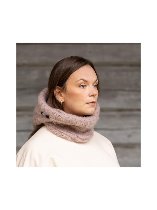 Myssyfarmi - Virva Hohto adīta vilnas kapuce - VIRVA OFFLILA - photo 2 Myssyfarmi - Virva Hohto adīta vilnas kapuce - VIRVA OFFLILA | Stockmann - photo 2