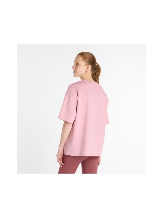 New Balance - T-särk Linear Heritage Oversized - PTF PINK TAFFY - photo 2 New Balance - T-särk Linear Heritage Oversized - PTF PINK TAFFY | Stockmann - photo 2