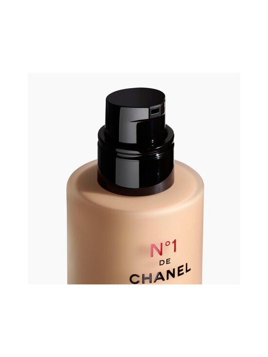 CHANEL - N°1 DE CHANEL REVITALIZING FOUNDATION Illuminates Hydrates Protects - B40 | Stockmann - photo 2